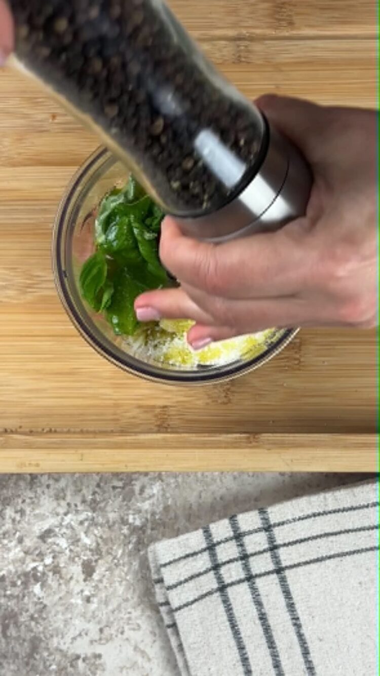 Pasta al pesto rosso con pomodori secchi
aggiusta di sale e pepe 