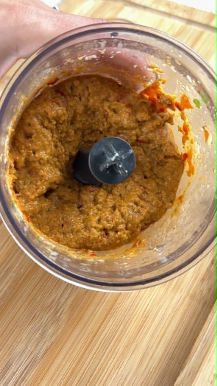 Pasta al pesto rosso con pomodori secchi
frulla il pesto