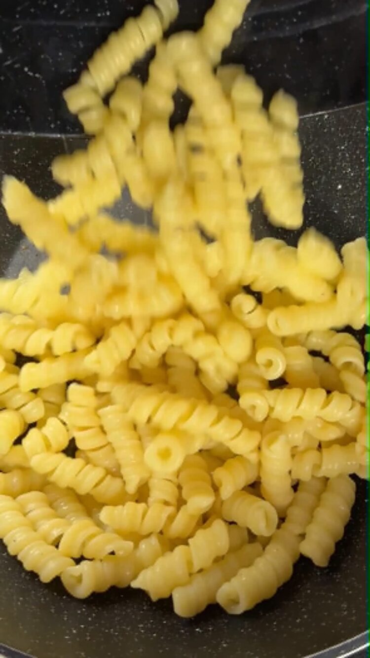 Pasta al pesto rosso con pomodori secchi
cuoci la pasta 
