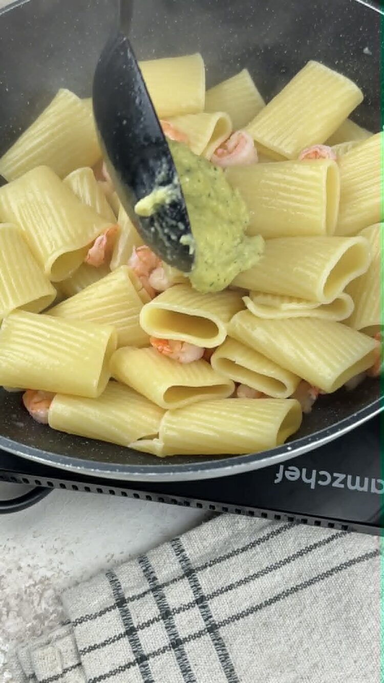 Pasta al pesto di lime mazzancolle e zucchine
scola la pasta