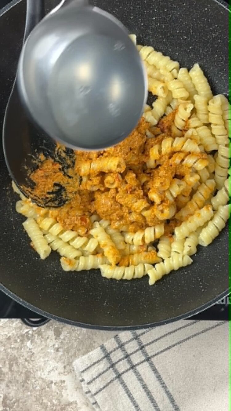 Pasta al pesto rosso con pomodori secchi
scola la pasta e aggiungi il pesto