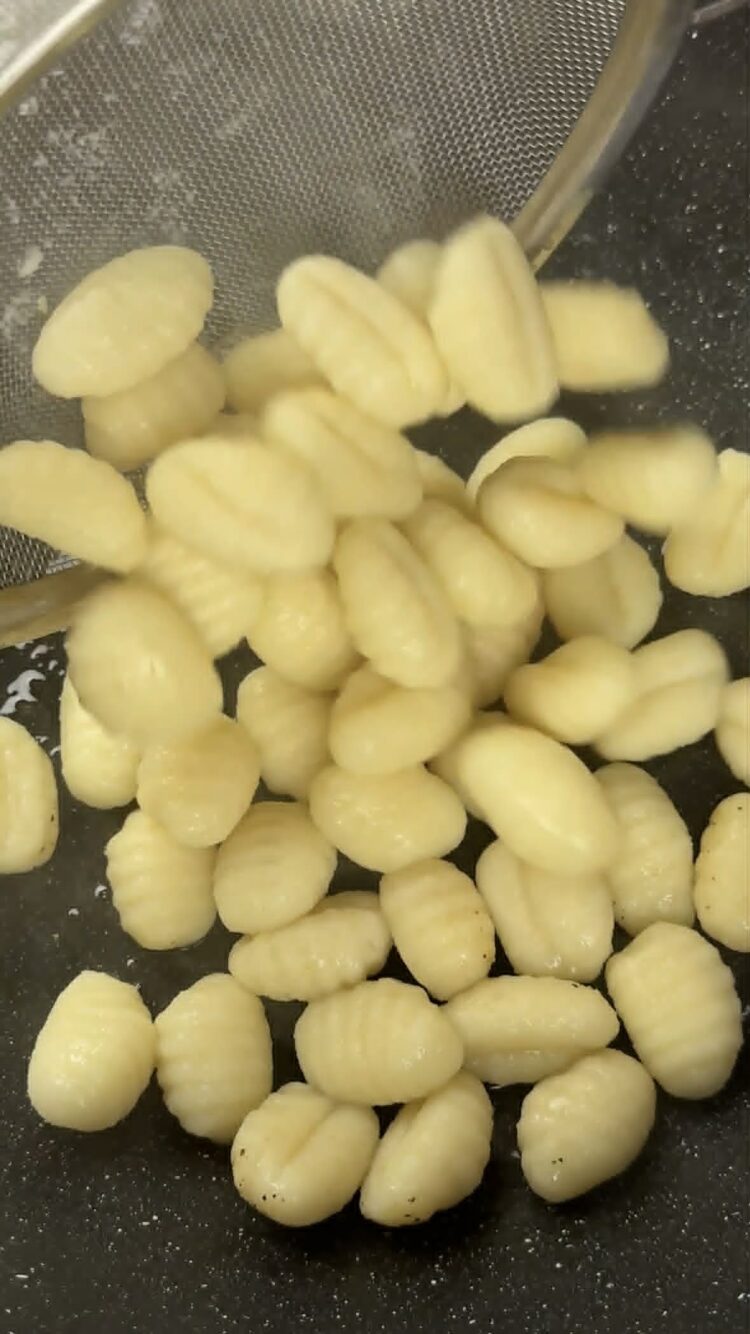 Gnocchi con crema di zucchine e guanciale
scola gli gnocchi 