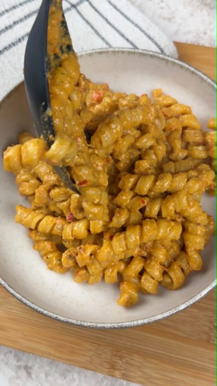 Pasta al pesto rosso con pomodori secchi
versa la pasta nei piatti