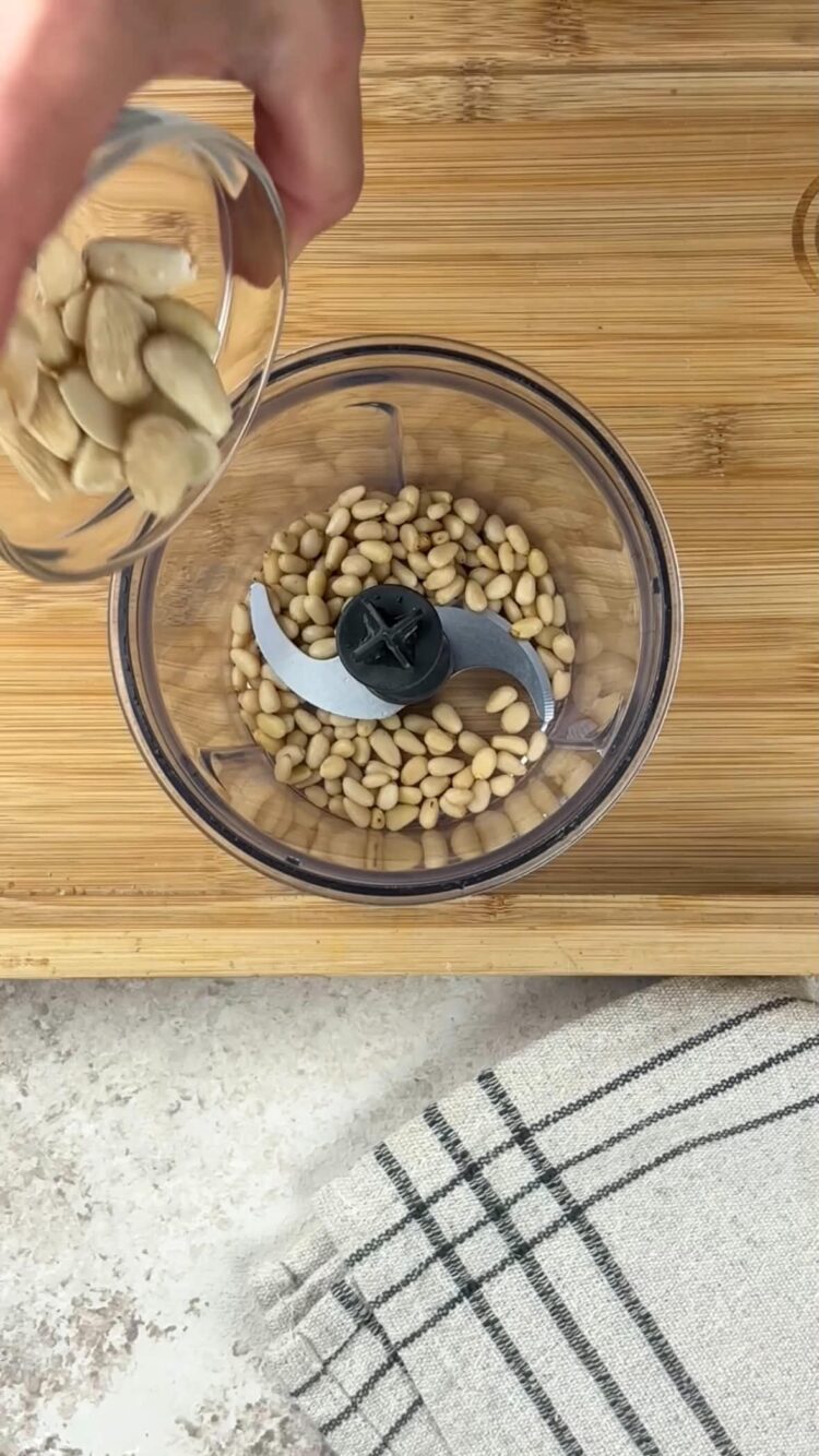 Pasta al pesto di lime e pomodorini gialli confit
versa mandorle e pinoli nel mixer 