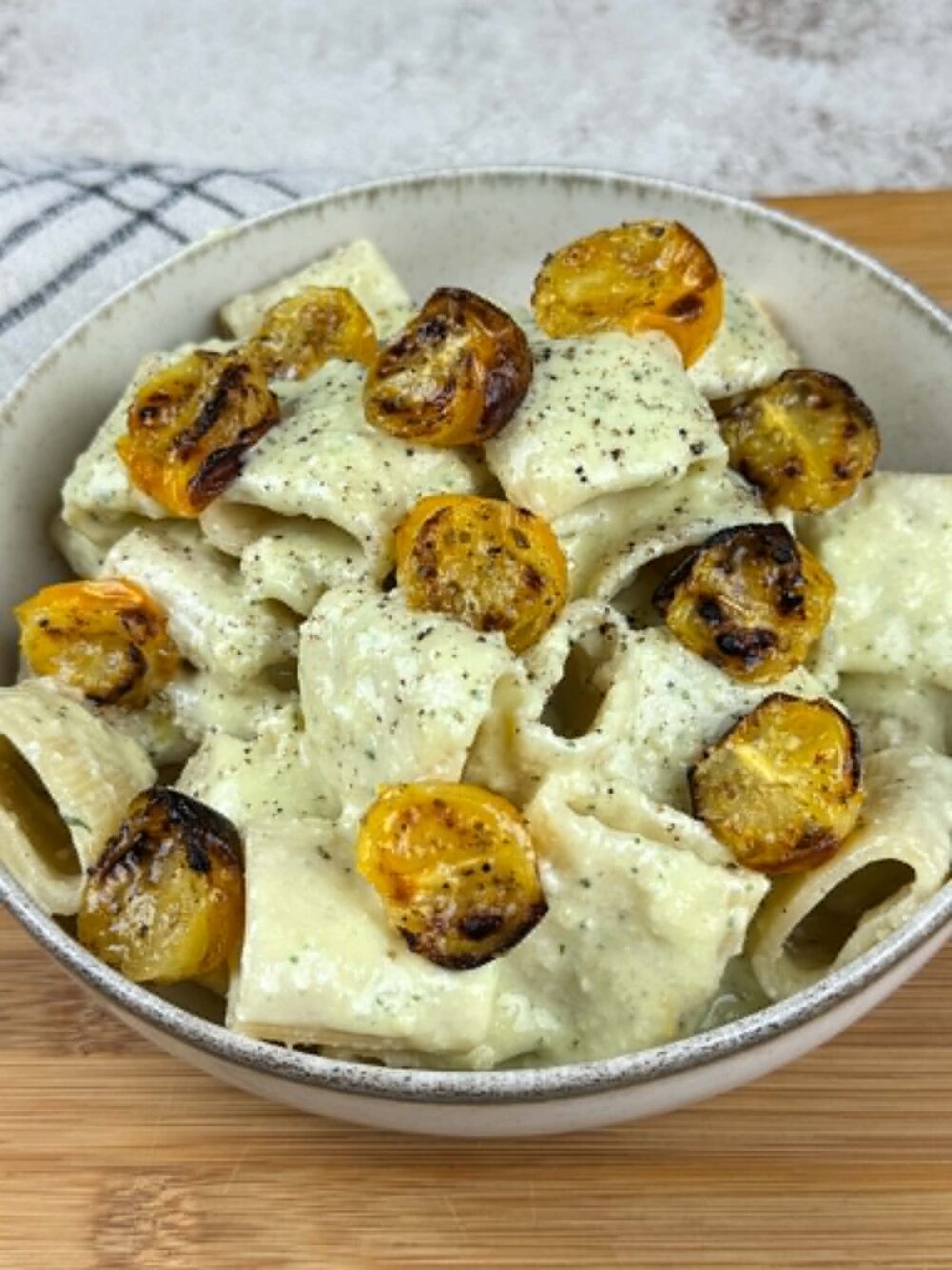 Pasta al pesto di lime e pomodorini gialli confit