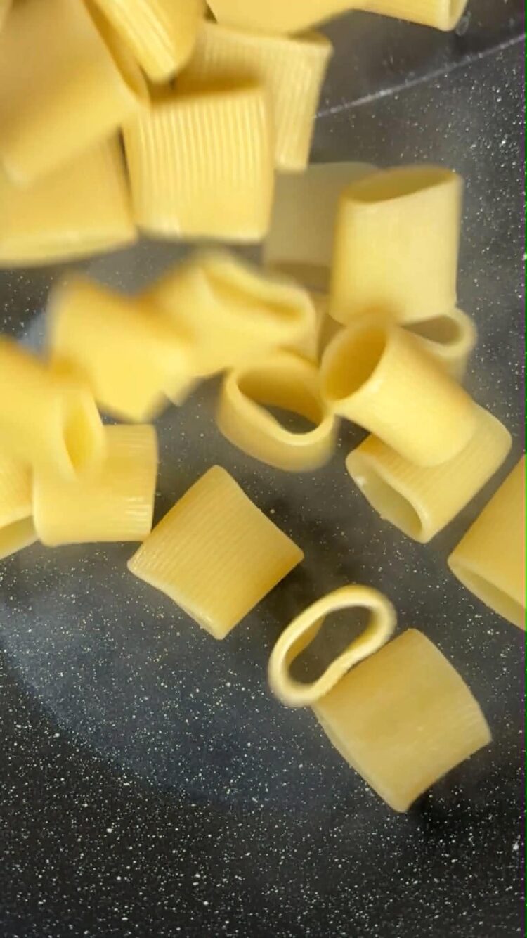 Pasta al pesto di lime e pomodorini gialli confit
cuoci la pasta 