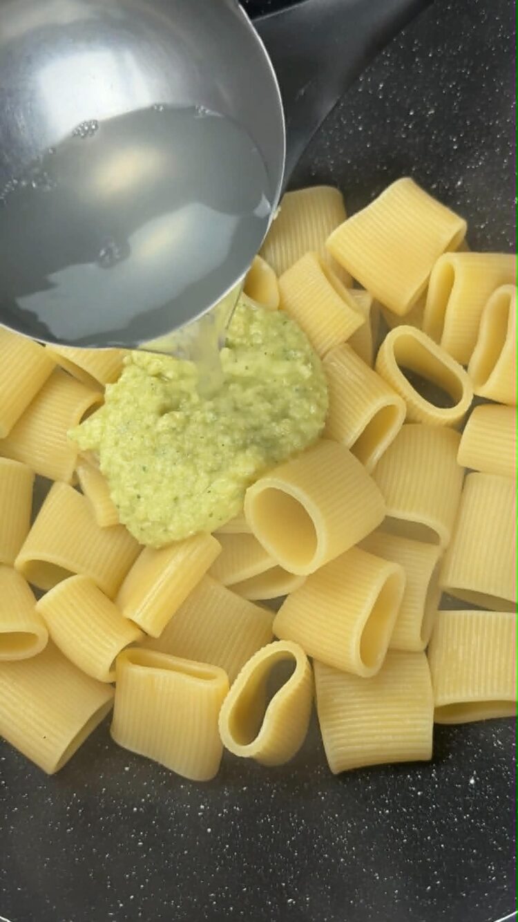 Pasta al pesto di lime e pomodorini gialli confit
condisci la pasta 