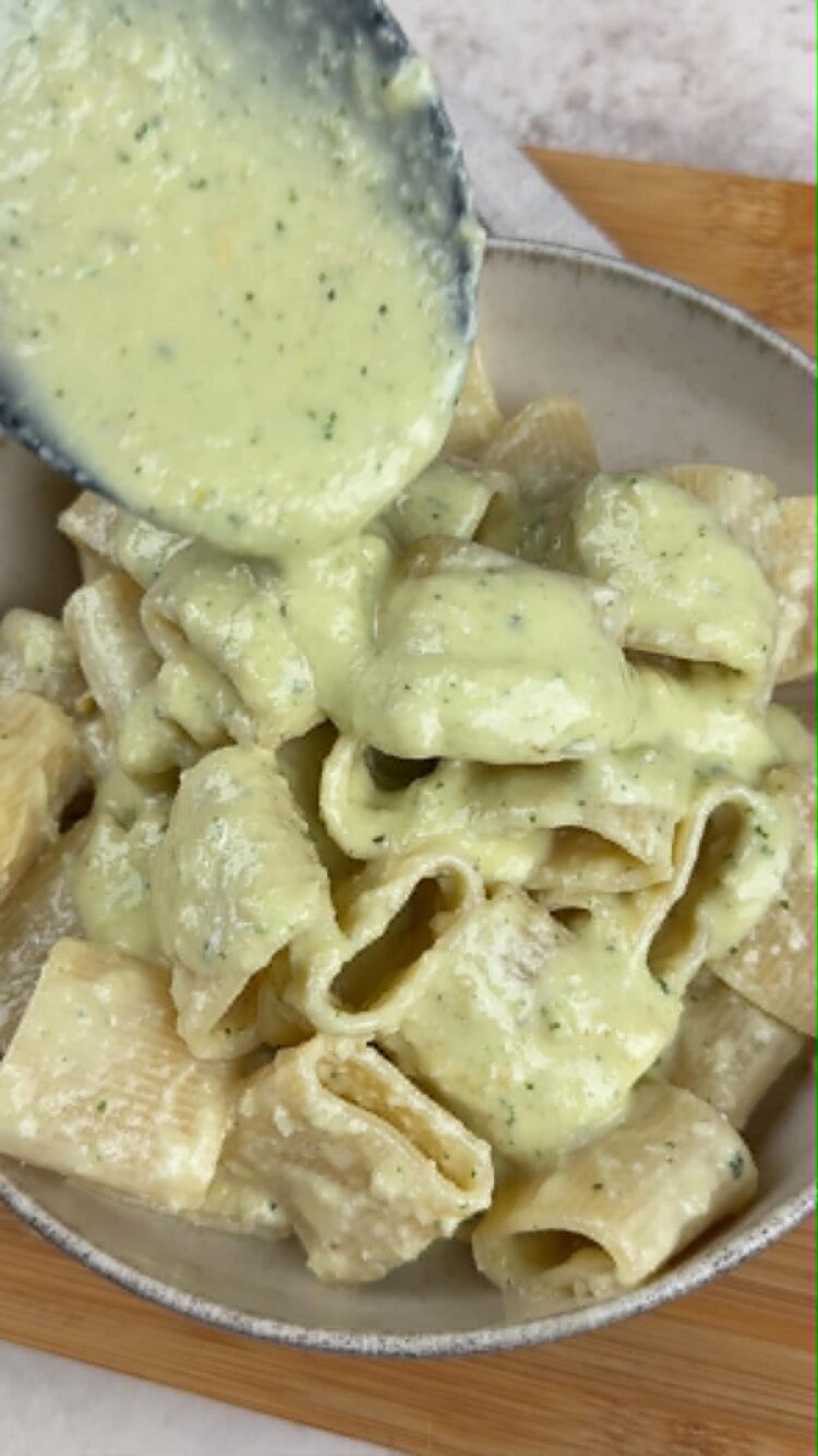 Pasta al pesto di lime e pomodorini gialli confit
versa la pasta nei piatti