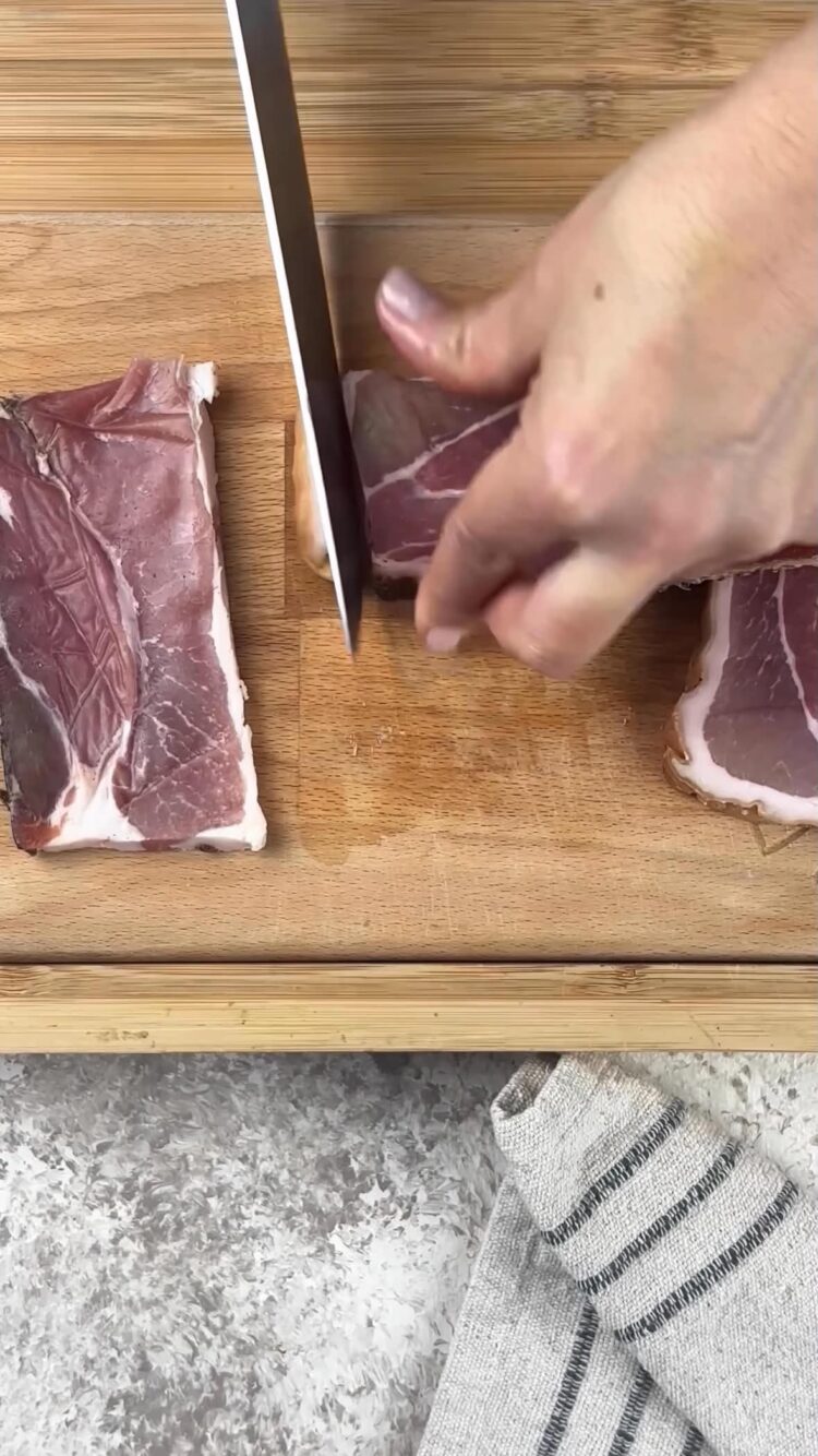 Pasta al sugo di pomodorini gialli, speck e burrata
taglia una fetta spessa di spaeck