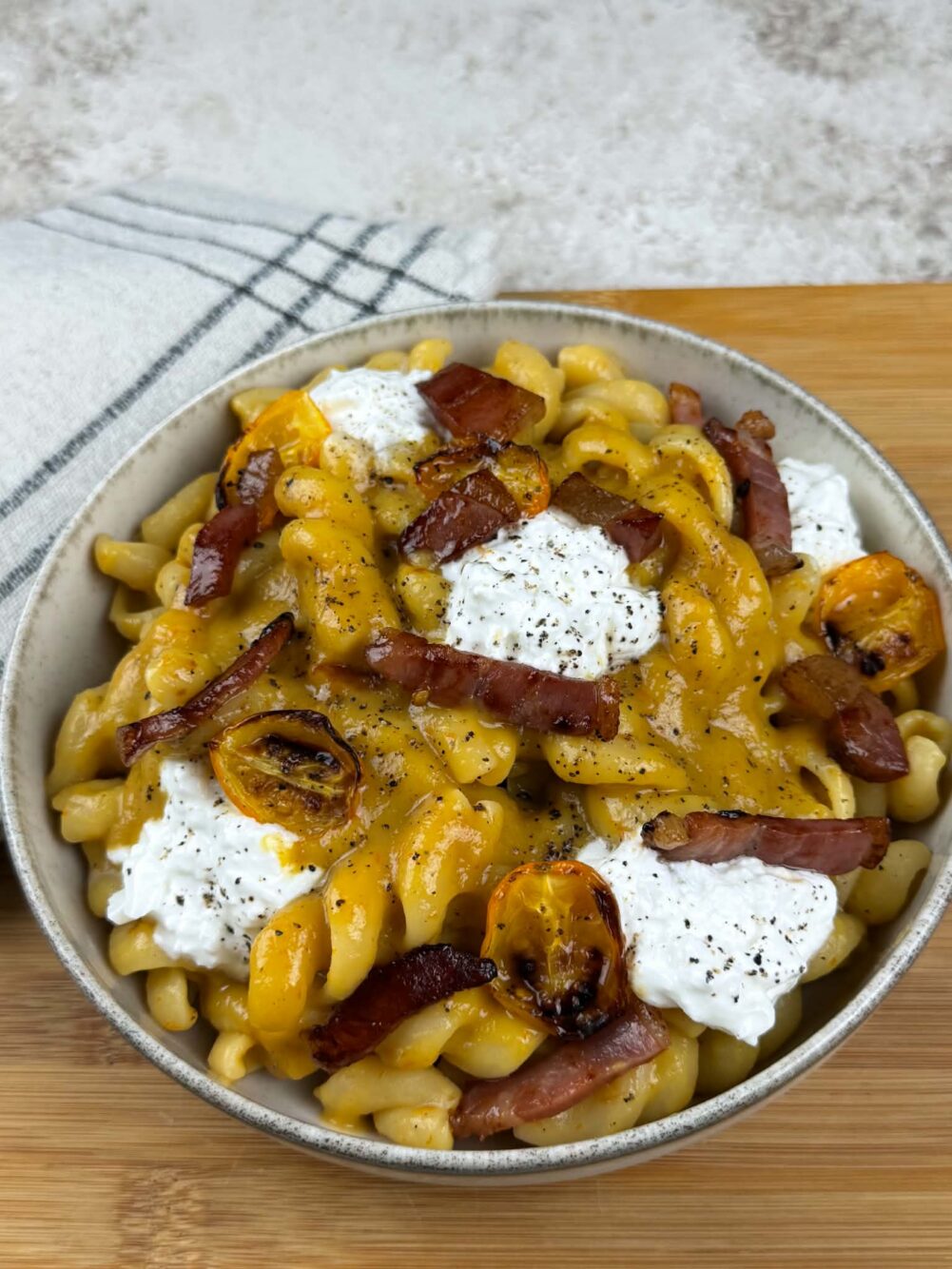 Pasta al sugo di pomodorini gialli, speck e burrata
