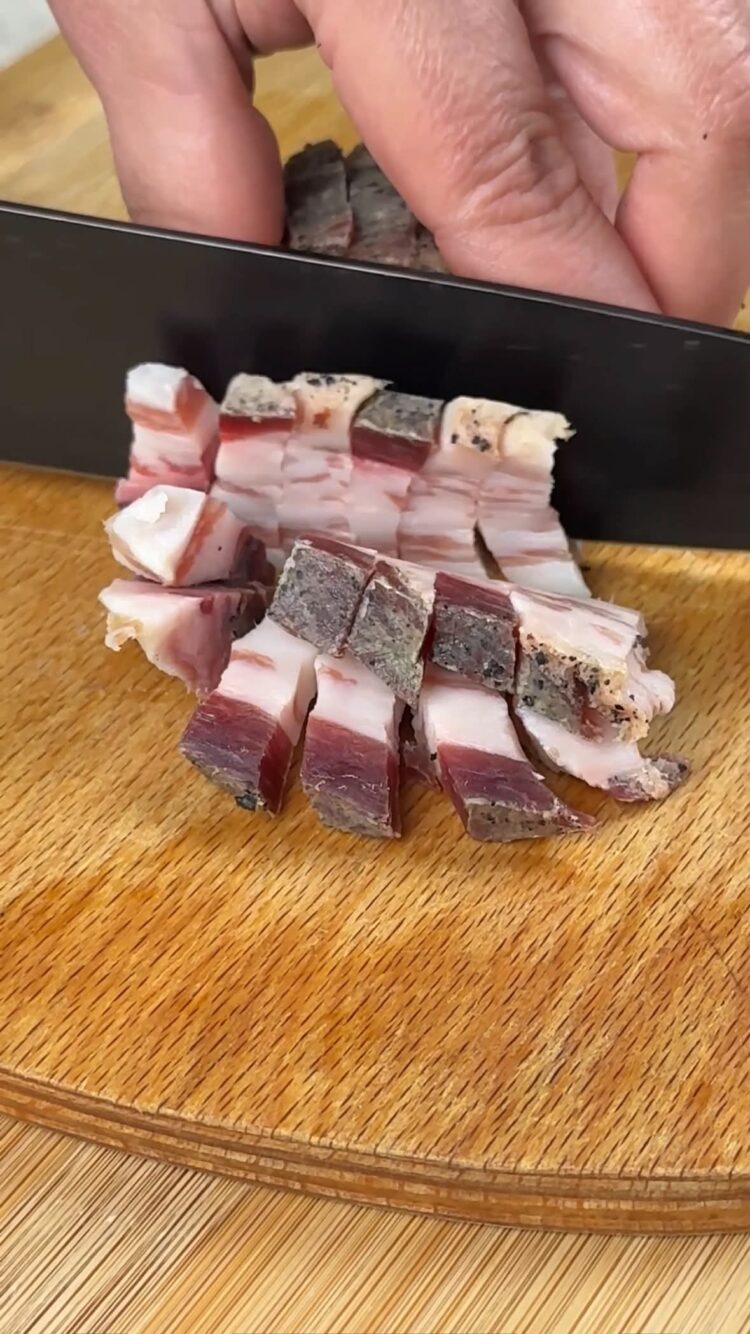 Carbonara al pistacchio
taglia il guanciale