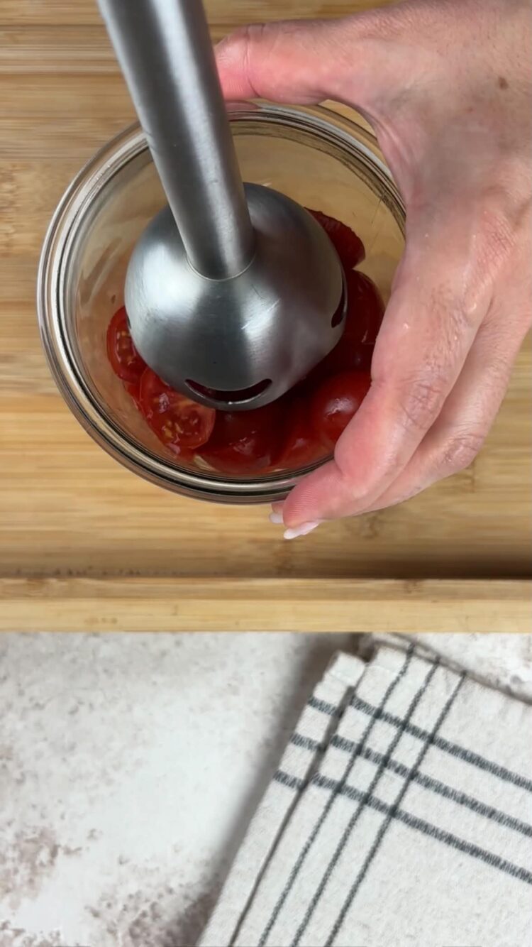 Pasta con sugo di pomodori crudi e stracciatella
versa i pomodori nel bocale del mixer 