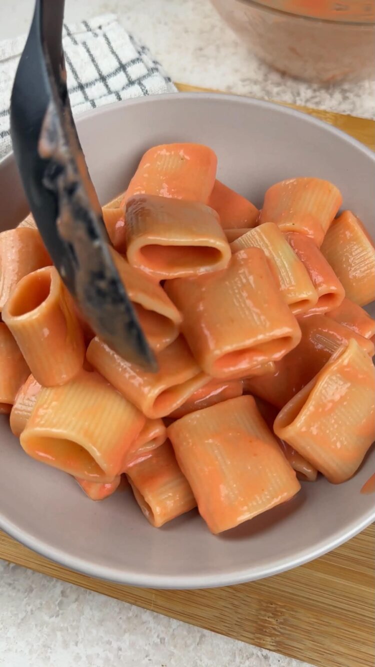 Pasta con sugo di pomodori crudi e stracciatella
condisci