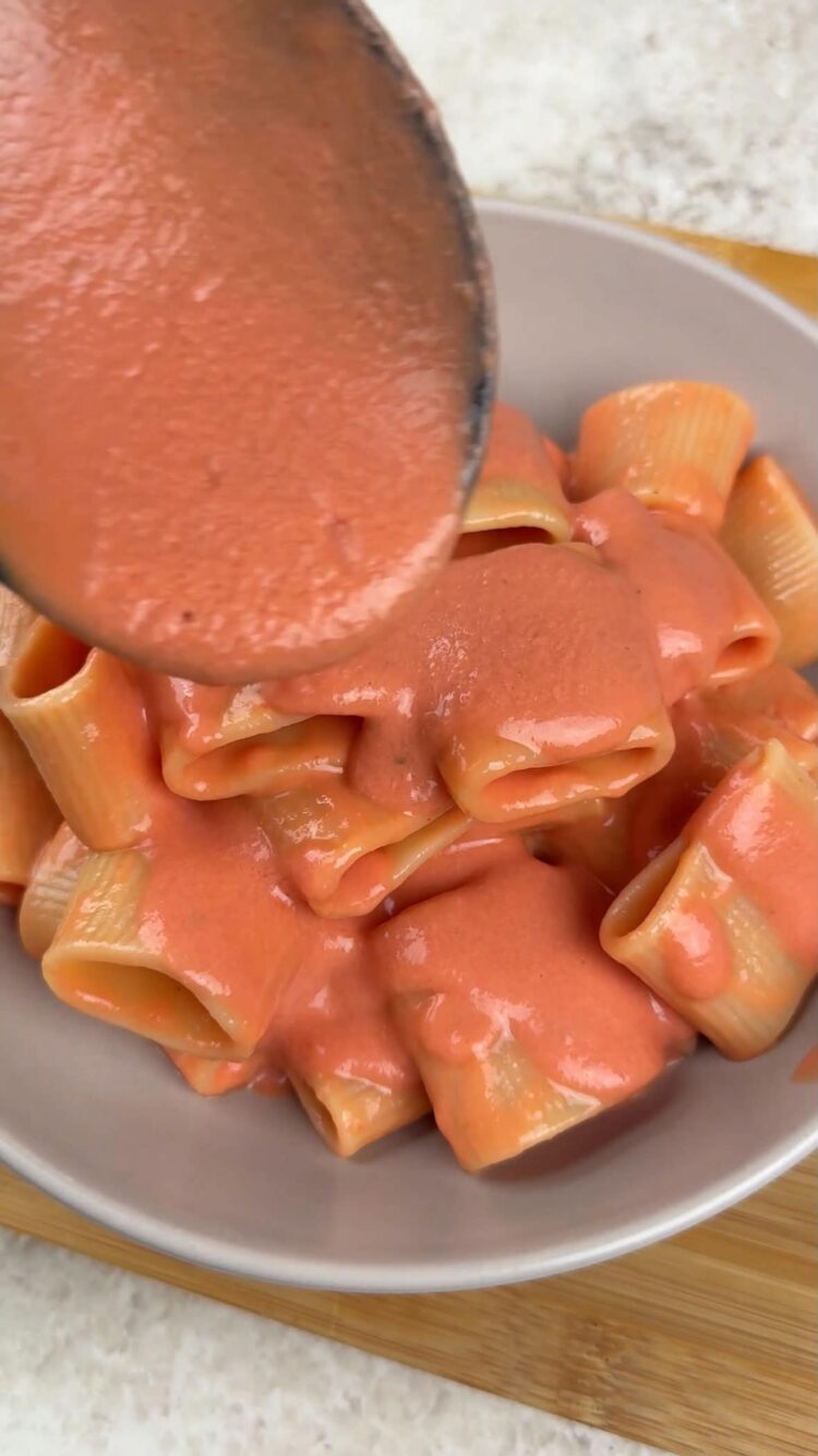 Pasta con sugo di pomodori crudi e stracciatella
aggiungi il sugo