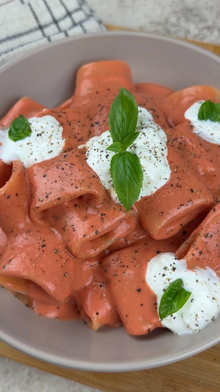 Pasta con sugo di pomodori crudi e stracciatella
ricetta 