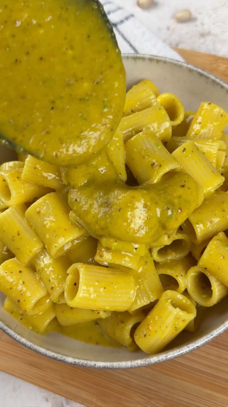 Carbonara al pistacchio
versa la pasta nei piatti