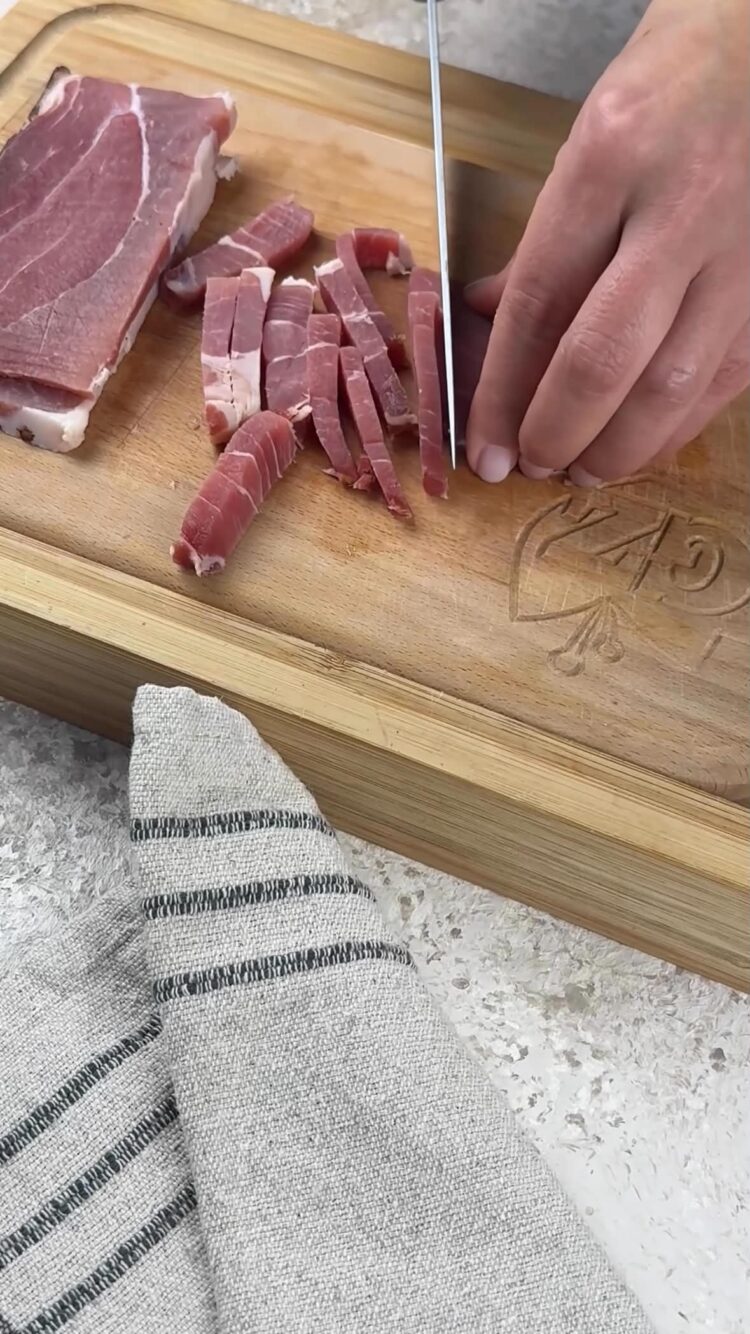 Pasta al sugo di pomodorini gialli, speck e burrata
taglia lo speck a pezzetti