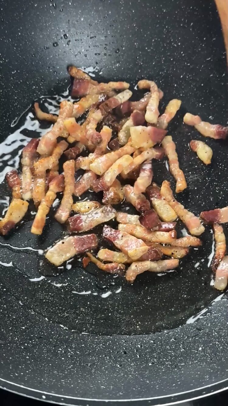 Carbonara al pistacchio
rosola il guanciale 