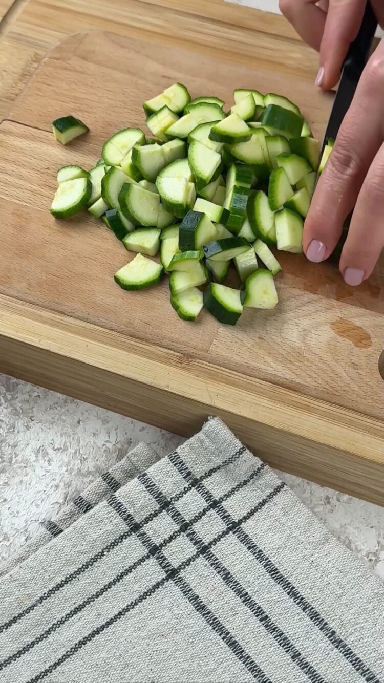 Pasta al pesto di limoni e zucchine con mazzancolle
taglia le zucchine