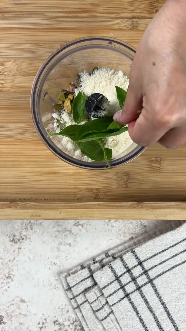 Pasta al pesto di limone e pistacchi
aggiungi grana e basilico 