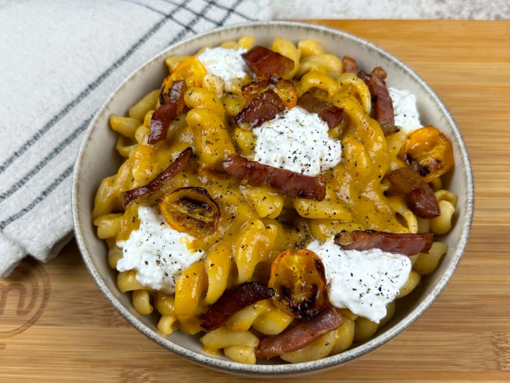 Pasta al sugo di pomodorini gialli, speck e burrata