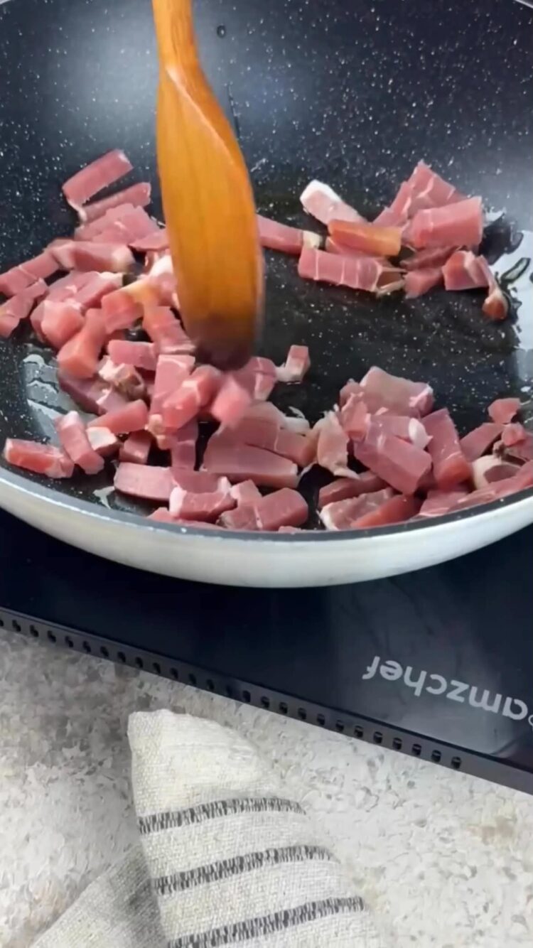 Pasta al sugo di pomodorini gialli, speck e burrata
versa lo speck in padella