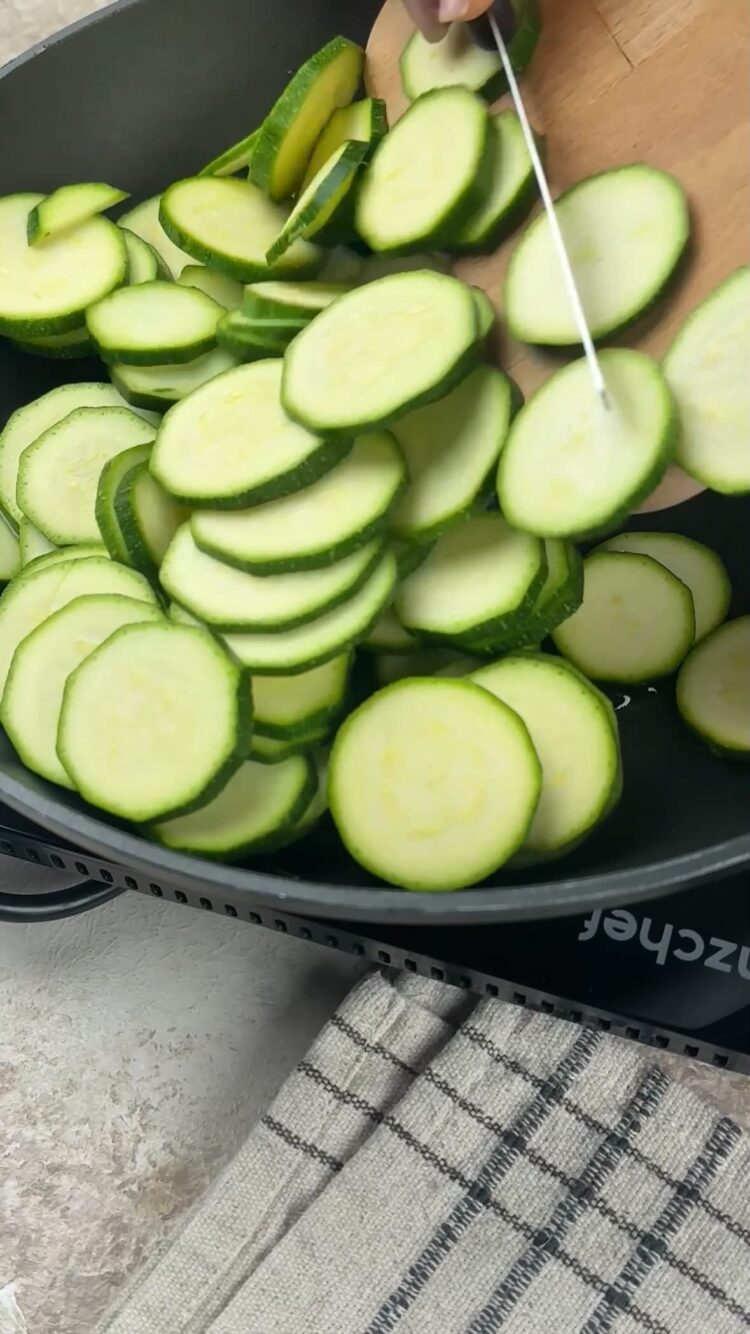 Pasta al pesto di limoni e zucchine con mazzancolle
versa le zucchine in padella