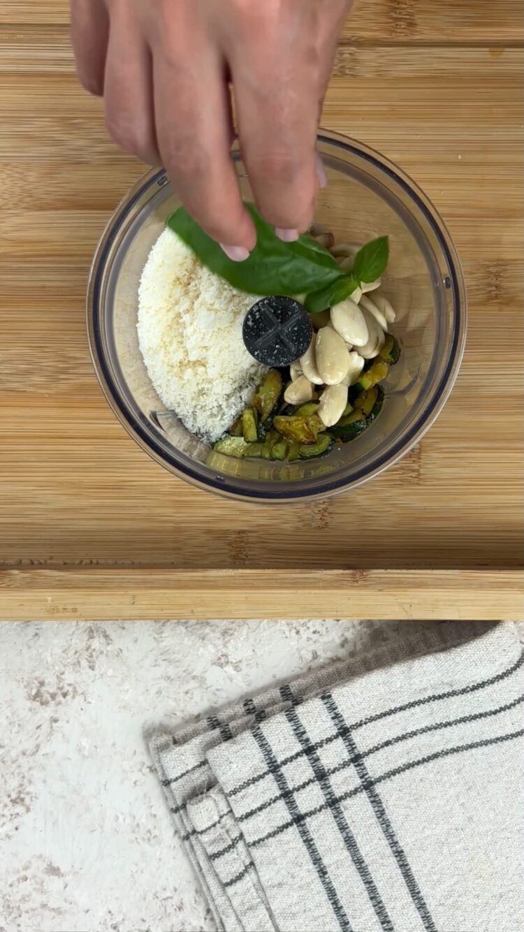 Pasta al pesto di limoni e zucchine con mazzancolle
aggiungi basilico e grana padano