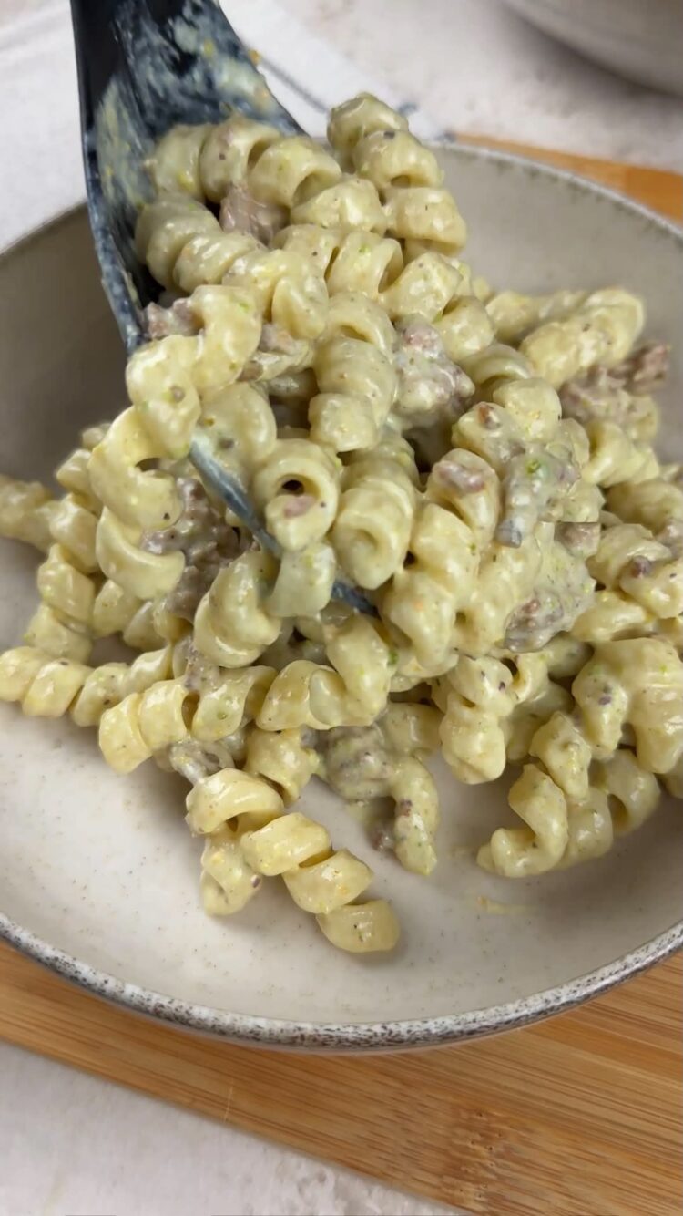 Pasta con crema di pistacchi e salsiccia
sposta la pasta nei piatti