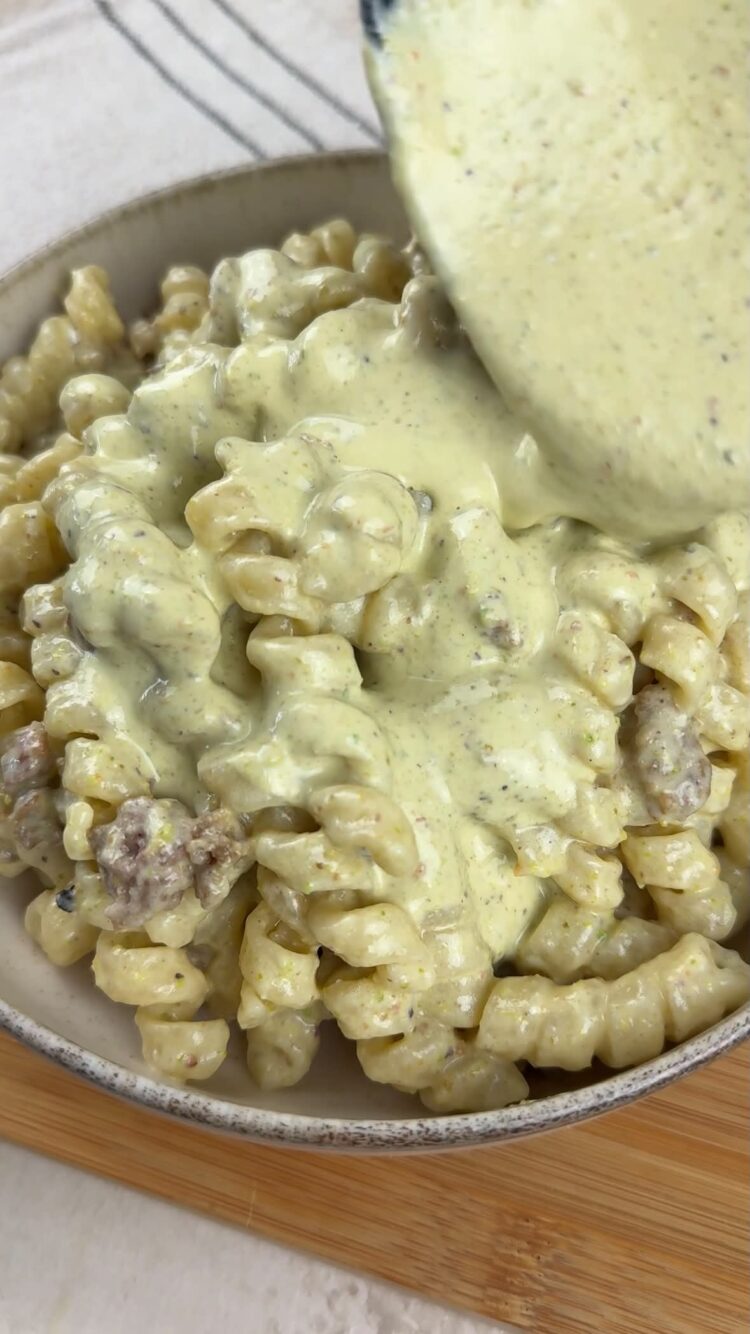 Pasta con crema di pistacchi e salsiccia
aggiungi il pesto rimasto