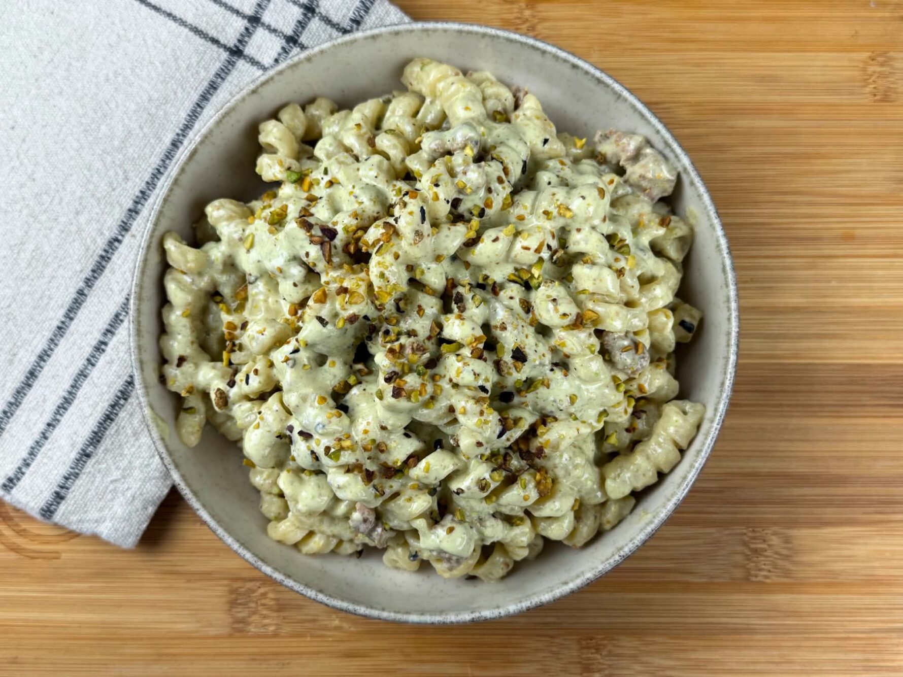 Pasta con crema di pistacchi e salsiccia