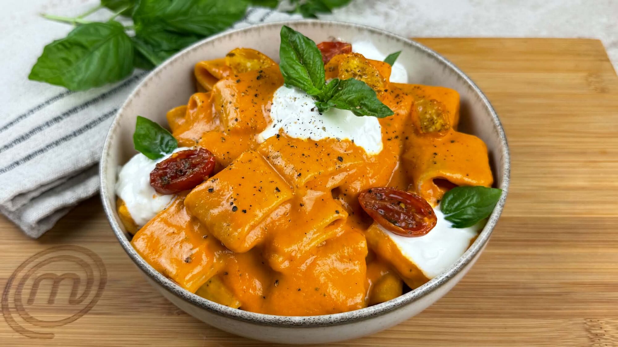 Pasta con pomodorini arrosto e stracciatella