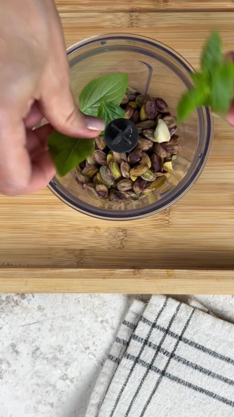 Pasta al pesto di pistacchi con mazzancolle
versa i pistacchi nel mixer