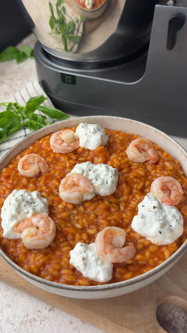 Risotto al pomodoro con mazzancolle e burrata
versa il riso nei piatti