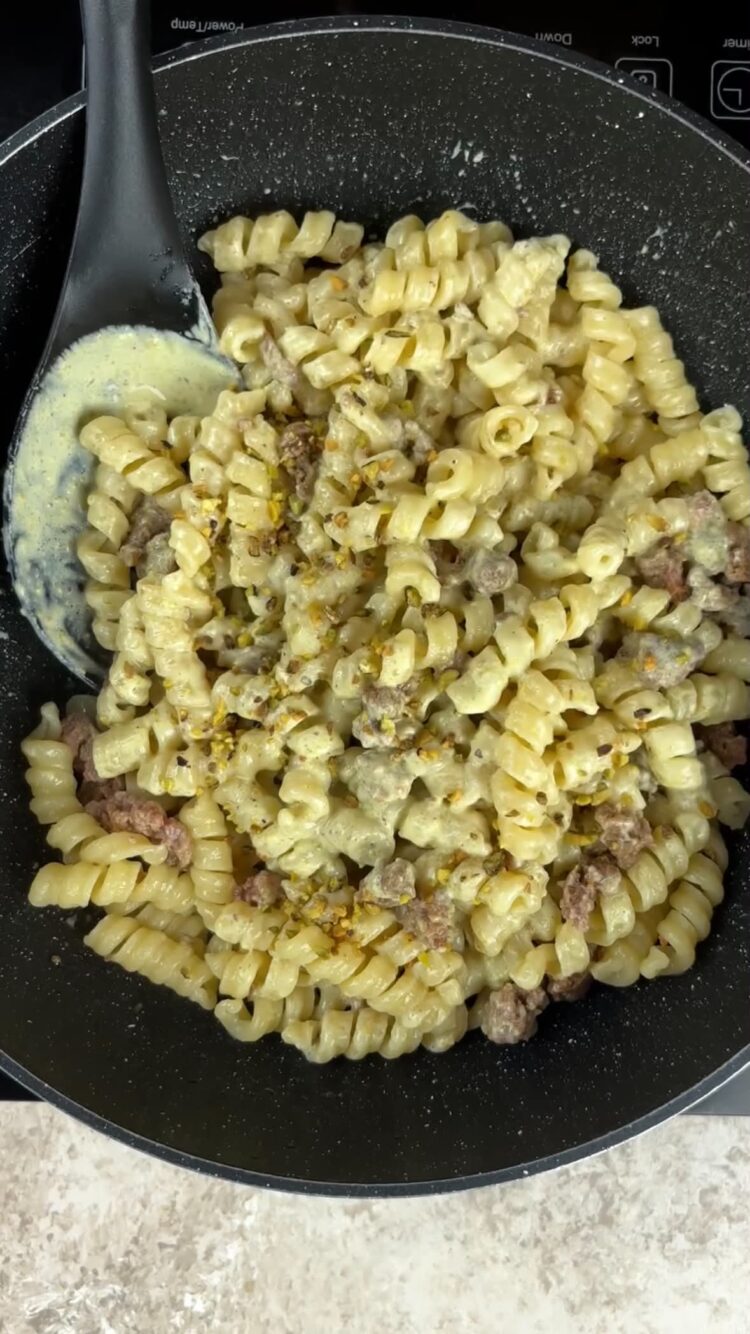 Pasta con crema di pistacchi e salsiccia
amalgama il tutto