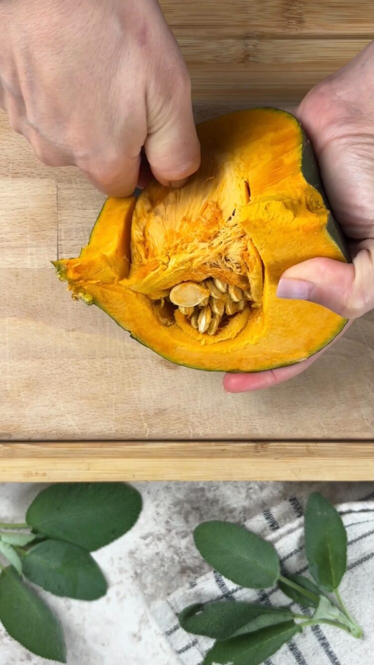 Risoni alla zucca con mazzancolle
elimina semi e filamenti dalla zucca 