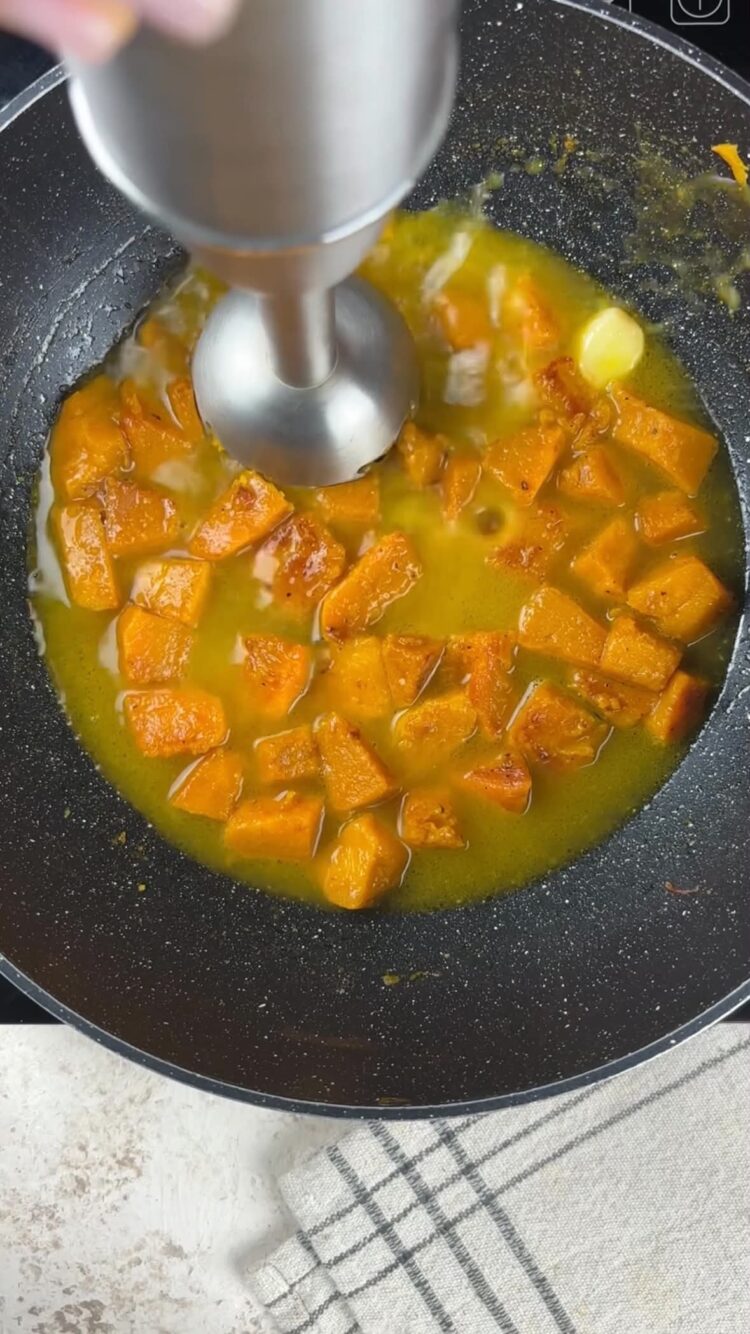 Risoni alla zucca con mazzancolle
frulla con il mixer 

