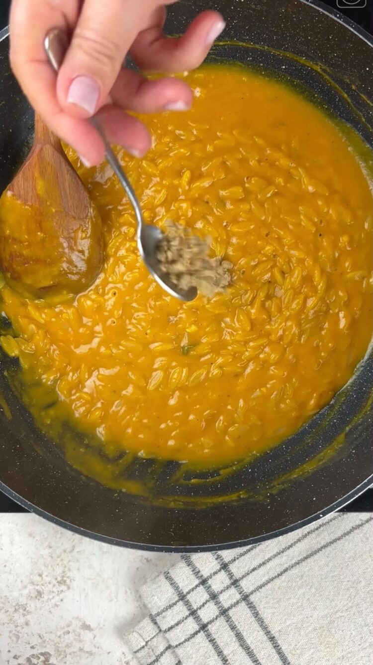Risoni alla zucca con mazzancolle
aggiungi dado veg o sale 