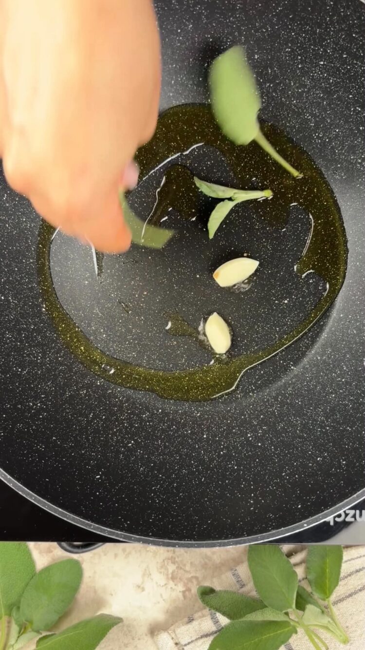 Gnocchetti risottati alla zucca
versa olio ssalvia e aglio in padella 