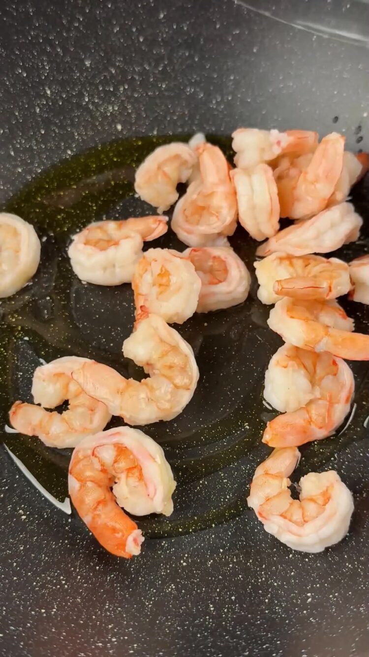 Risoni alla zucca con mazzancolle
versa le mazzancolle in padella 