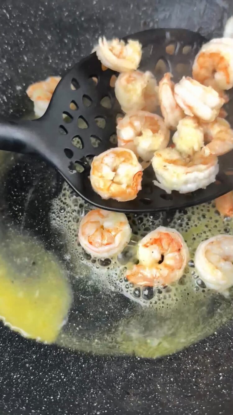 Risoni alla zucca con mazzancolle
sposta le mazzancolle in una ciotola 