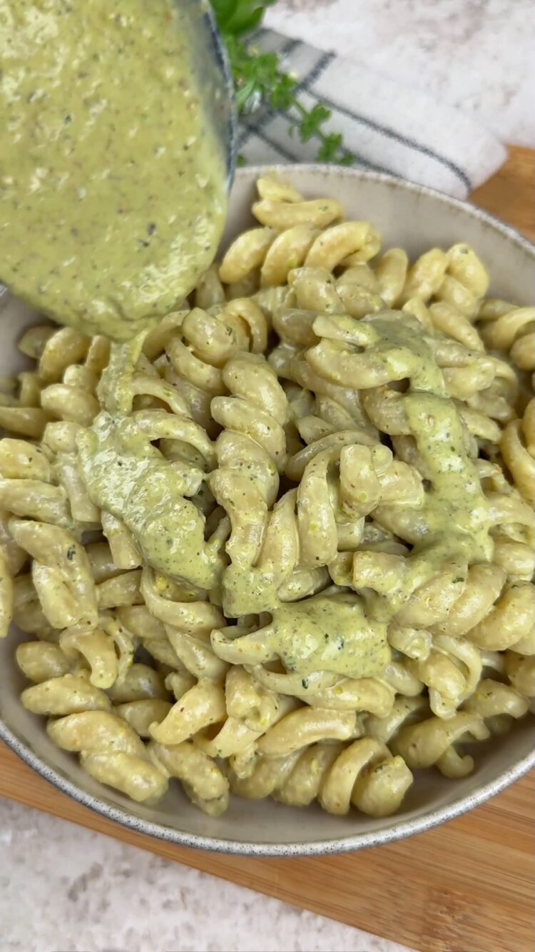 Pasta al pesto di limone e pistacchi
versa la pasta nei piatti