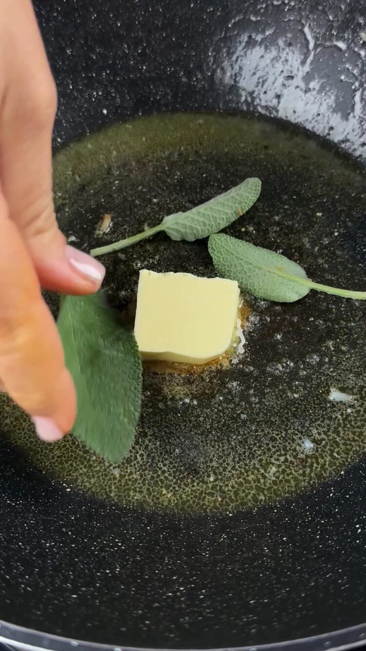 Risoni alla zucca con mazzancolle
versa un filo d'olio, il burro e la salvia in padella 