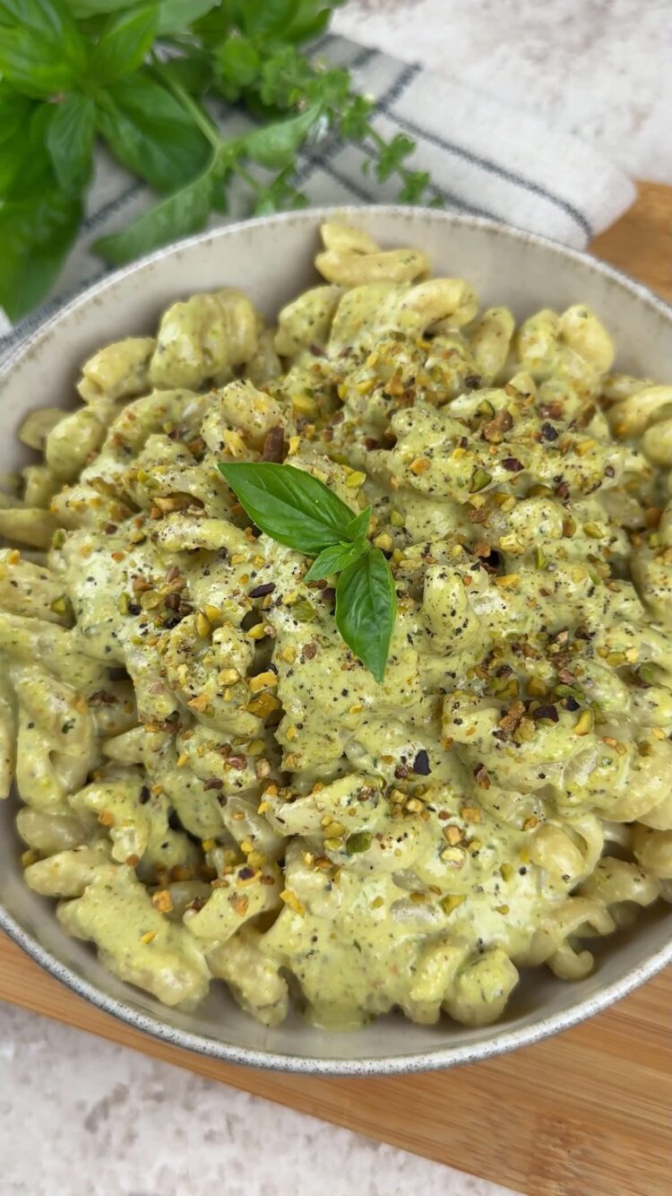 Pasta al pesto di limone e pistacchi
aggiungi granella di pistacchi e basilico fresco