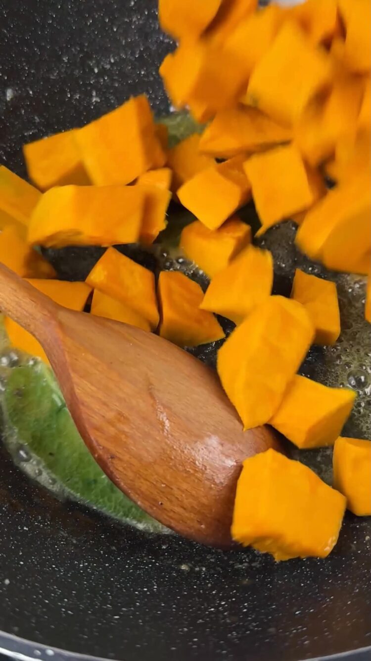 Risoni alla zucca con mazzancolle
aggiungi la zucca 