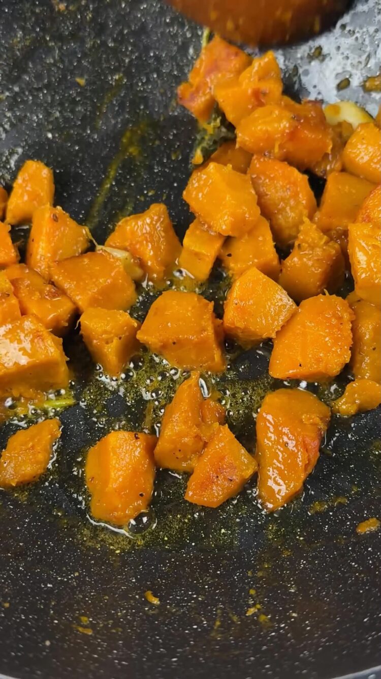 Risoni alla zucca con mazzancolle
cuoci la zucca fino a risultare morbida 