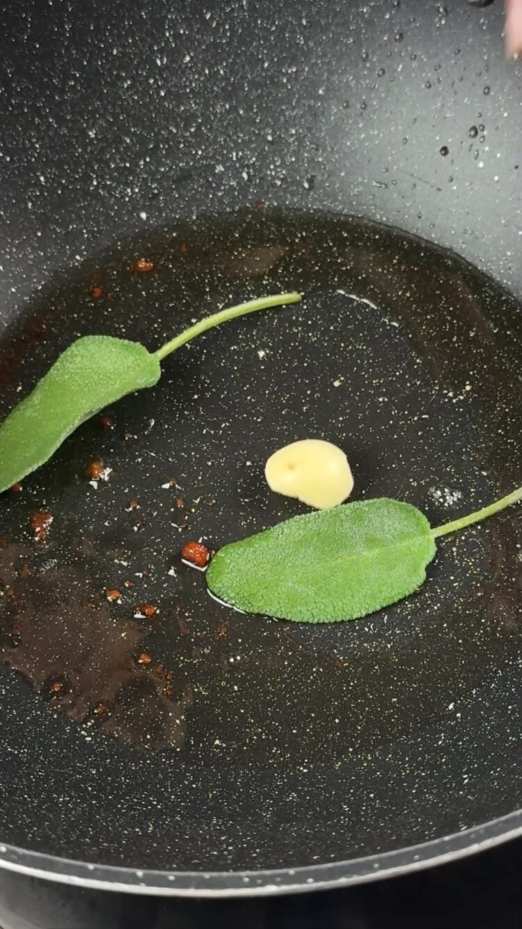 Risoni zucca e guanciale
rosola aglio e salvia