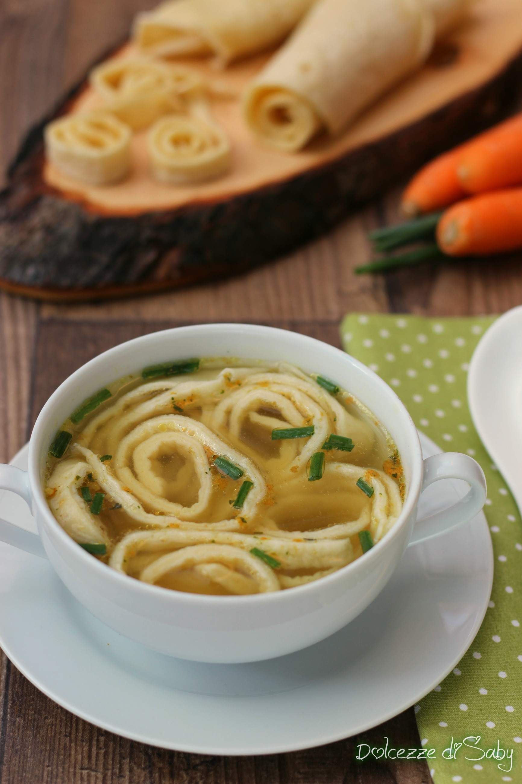 Frittatensuppe o brodo di tagliolini con crespelle (ricetta austriaca) Frittatensuppe o brodo di tagliolini con crespelle (ricetta austriaca)