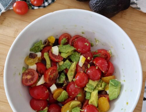 Insalata veloce con avocado e pomodorini, con questo piatto prepari in pochi minuti la tua cena