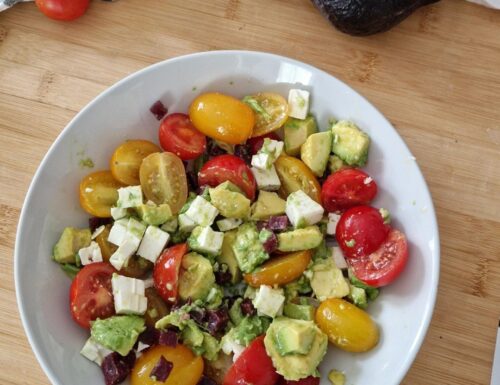 Insalatone veloce, gustoso e salutare. Prendi un avocado, dei pomodorini e la feta e mangi con gusto